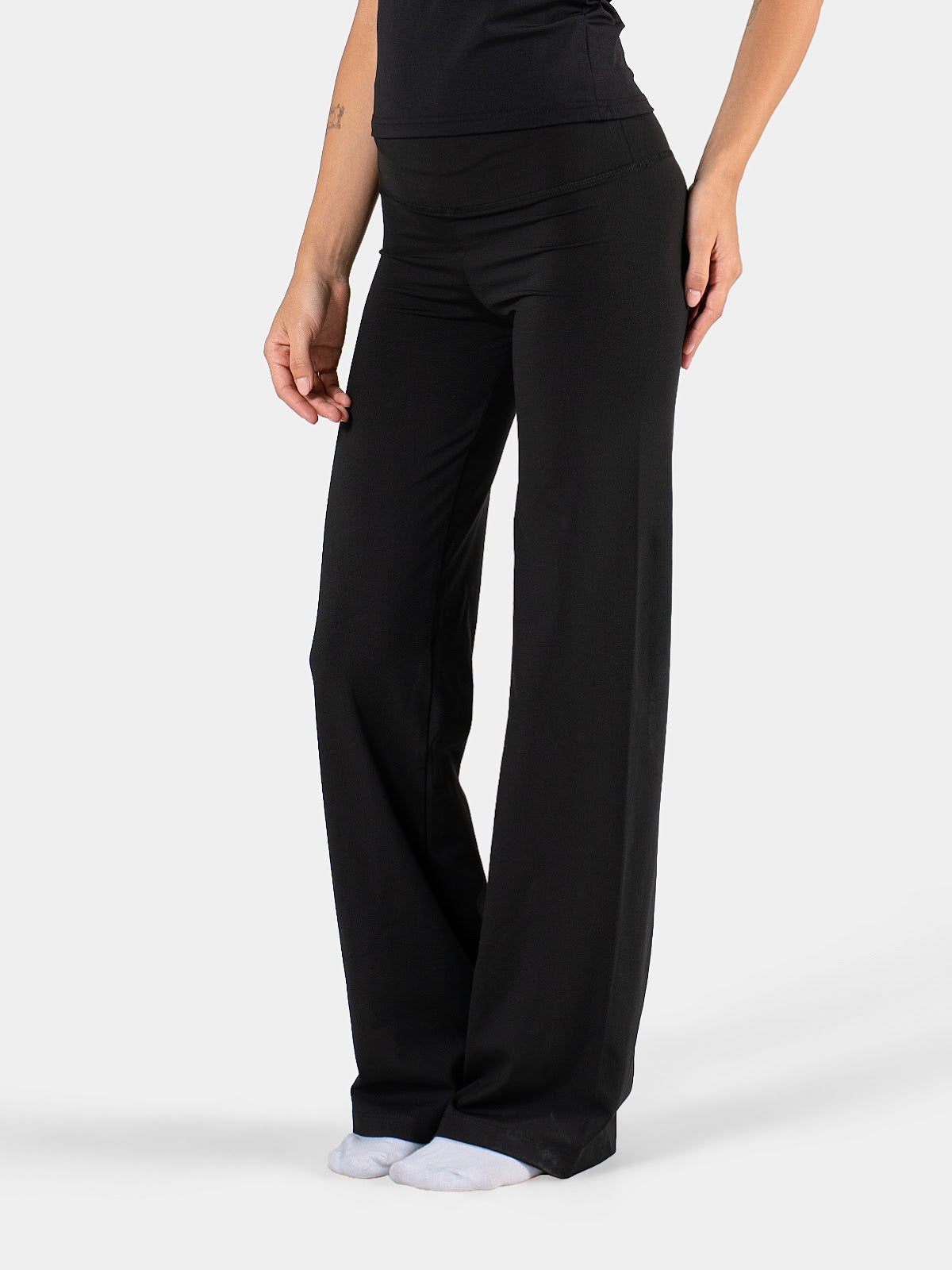 MOVE STRAIGHT LEG YOGA PANTS BLACK 2