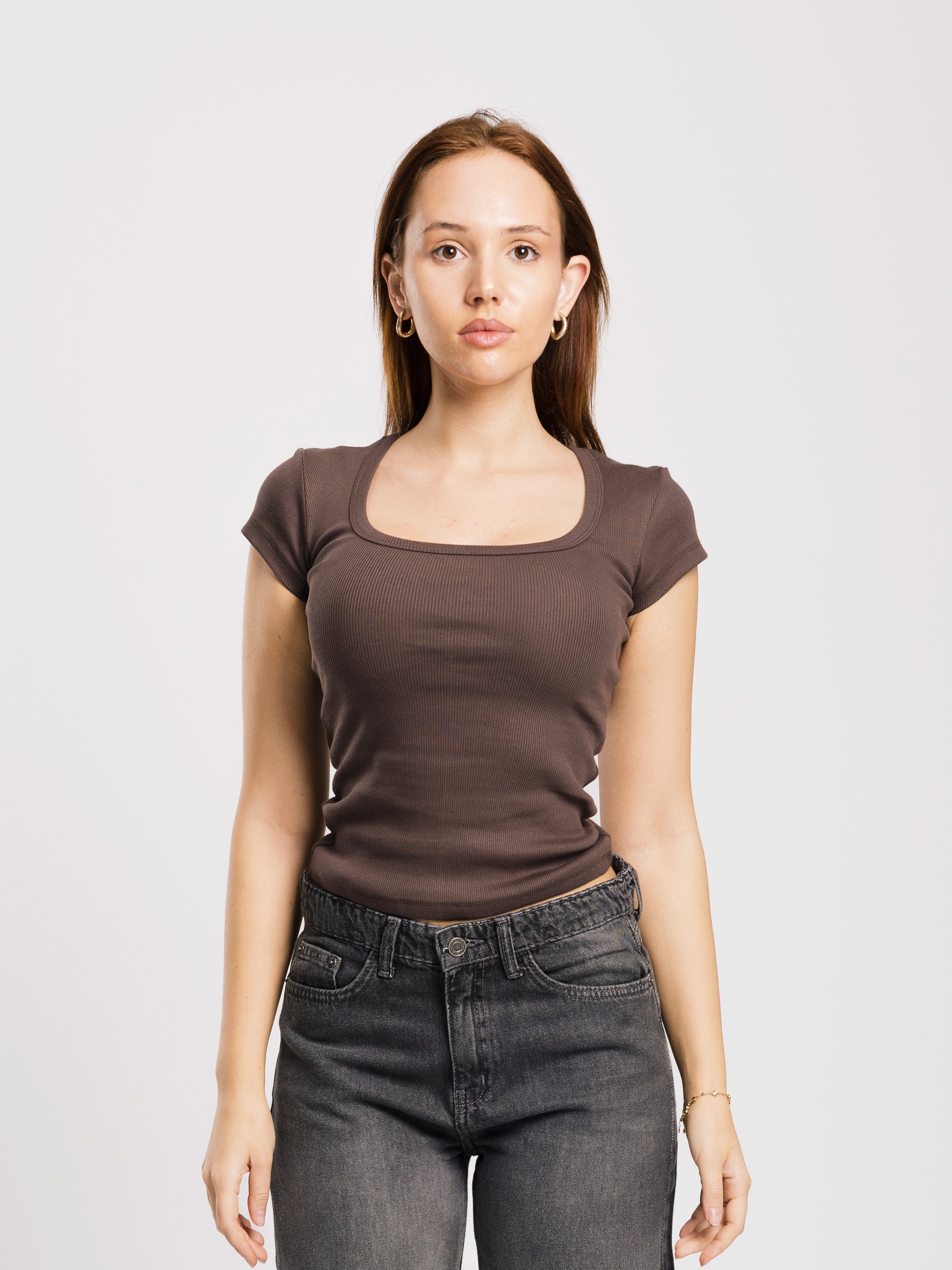 RIBBED U-SHAPED SHORT SLEEVE TOP