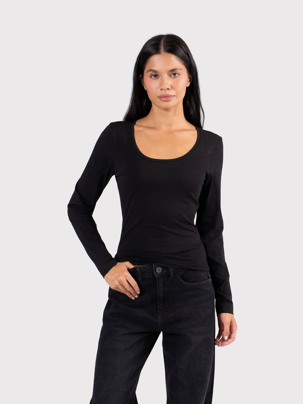 U-SHAPED LONG SLEEVE TOP BLACK