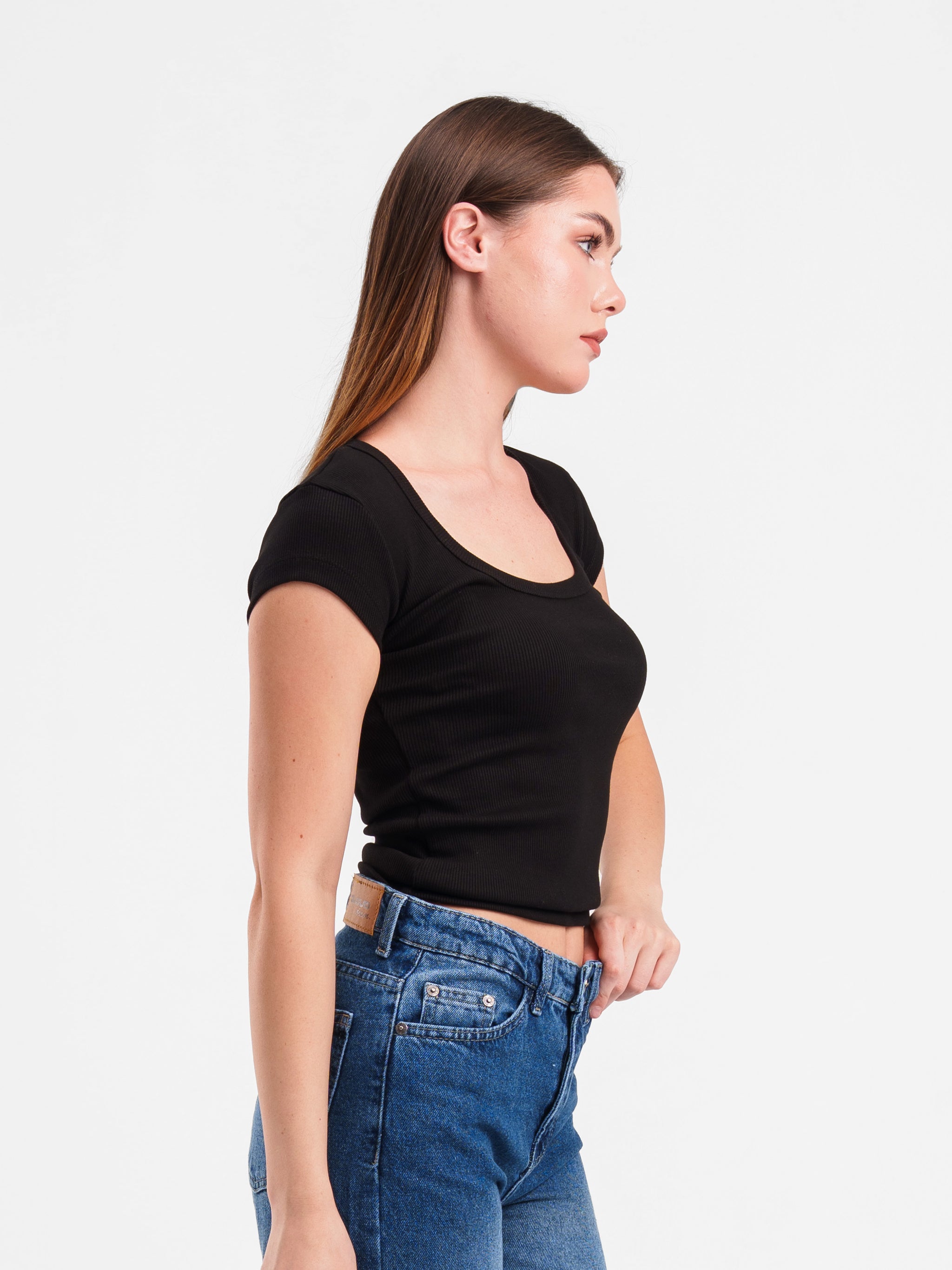BLACK RIBBED U-SHAPED SHORT SLEEVE TOP