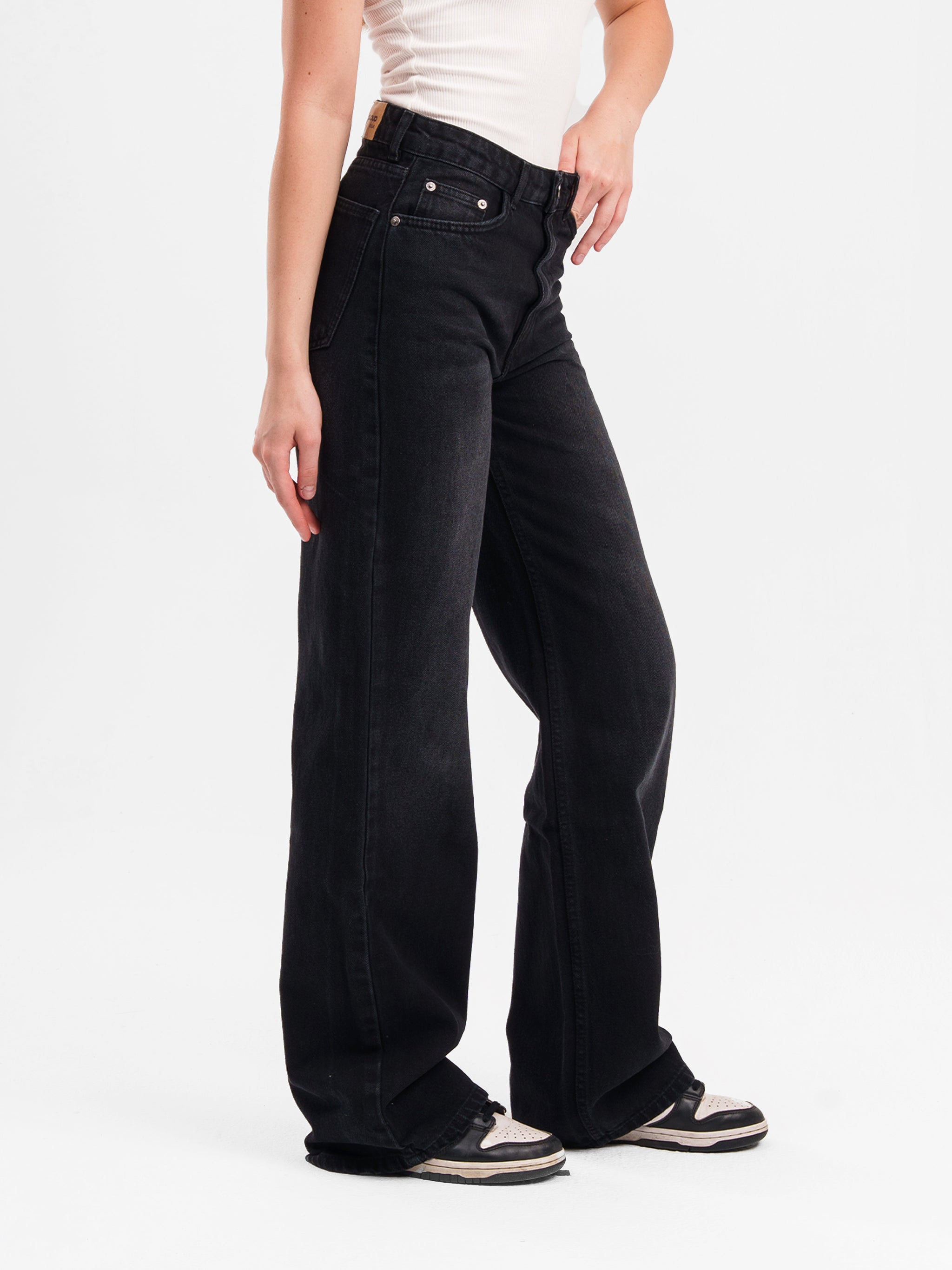 BLACK HIGH RISE JEANS