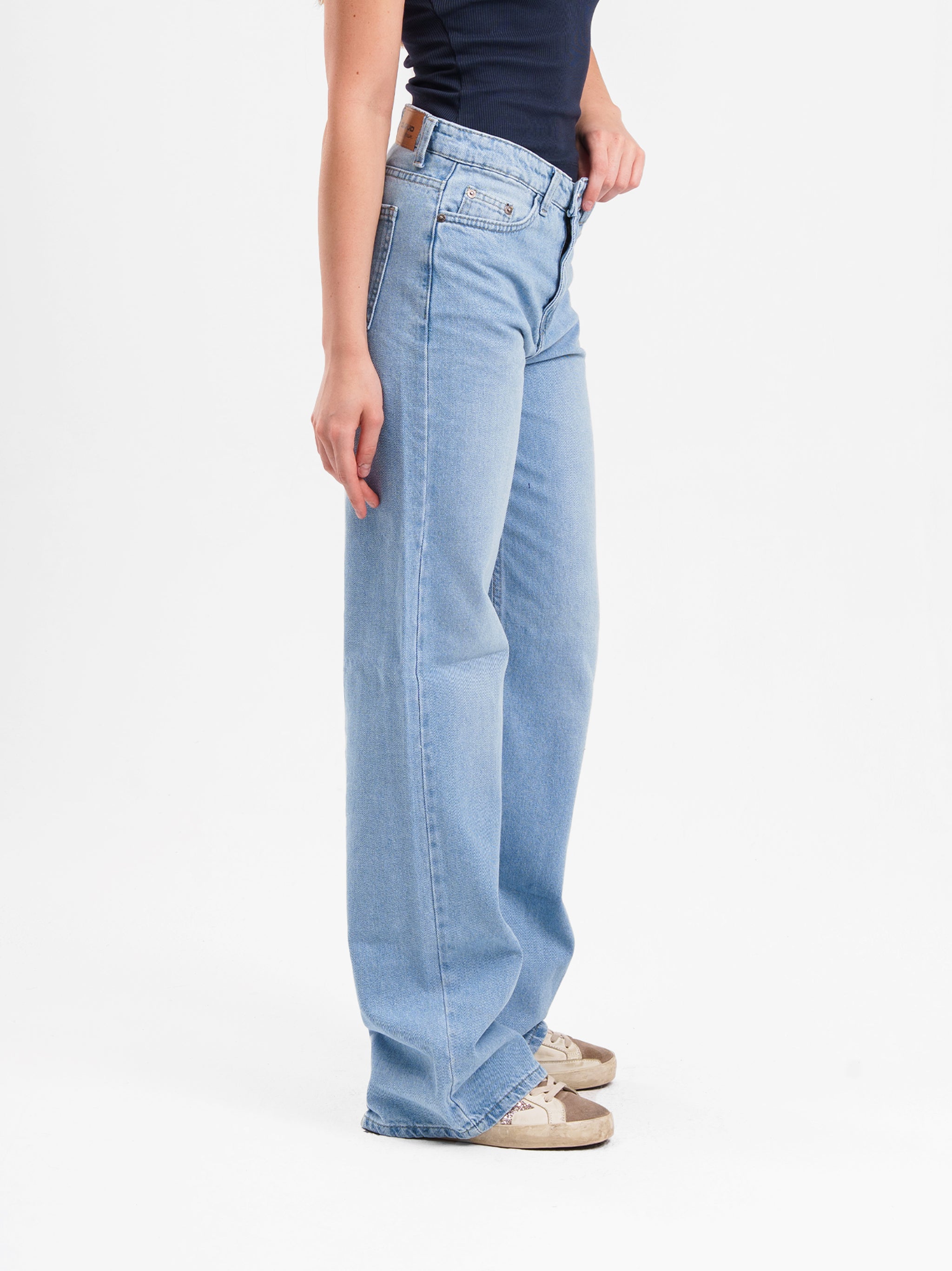 LIGHT BLUE HIGH RISE JEANS